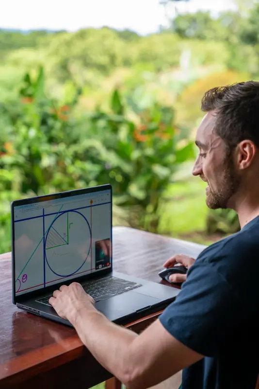 Patrick dando clases de matemáticas online desde su terraza en Arenal, Costa Rica
